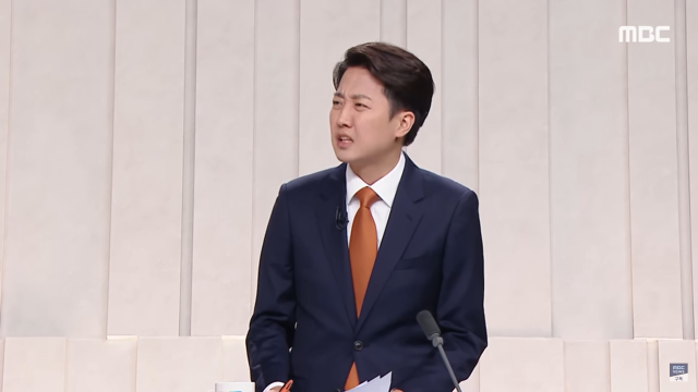 ▲ 이준석 개혁신당 대선후보가 27일 서울 마포구 상암동 문화방송(MBC) 스튜디오에서 열린 정치 분야 대선 토론회에서 발언하고 있다. MBC 유튜브 캡쳐.