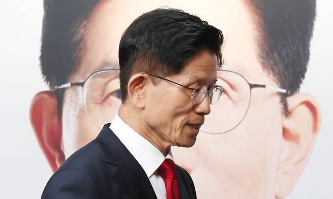 국민의힘 김문수 대선 후보가 4일 서울 여의도 당사에서 열린 기자회견을 마친뒤 이동하고 있다. 연합뉴스