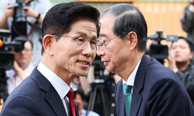 국민의힘 김문수 대선후보와 무소속 한덕수 대선 예비후보가 지난 5월 8일 국회 내 카페에서 단일화 관련 회동을 마친 뒤 인사하고 있다. 뉴시스