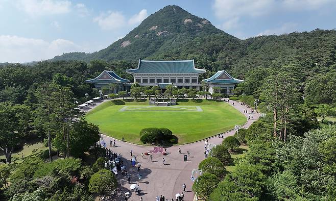 제21대 대통령 선거 투표일인 3일 서울 종로구 청와대에 관광객들이 북적이고 있다. 뉴스1