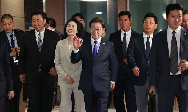 이재명 더불어민주당 대통령 후보가 3일 밤 당선이 확실시된 가운데 김혜경 여사와 인천 계양구 자택에서 나와 인사하고 있다. 뉴스1