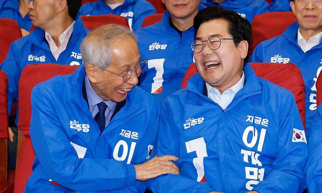 윤여준, 박찬대 진짜 대한민국 선거대책위원회 상임총괄선대위원장 등이 3일 서울 여의도 국회 의원회관에 마련된 제21대 대통령선거 개표상황실에서 방송사 출구조사 결과를 보며 기뻐하고 있다. 공동취재사진