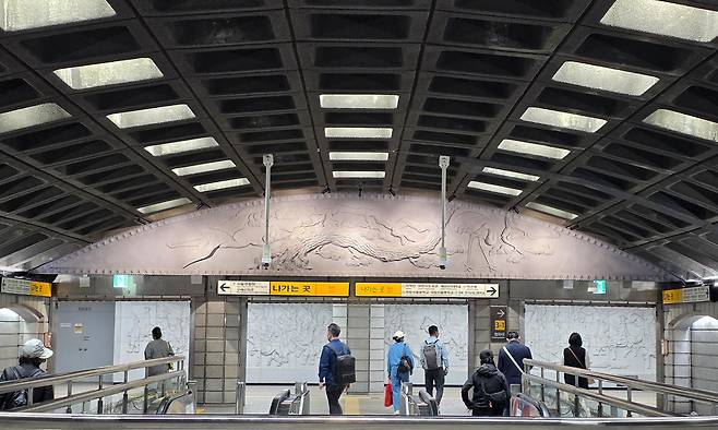 우리나라 근대건축을 대표하는 김수근과 상암월드컵경기장을 설계한 류춘수가 함께 설계한 경복궁역은 한국전통건축의 미학을 현대적으로 재해석한 공공공간으로 평가된다. 특히, 상설 전시 공간으로 조성됐던 지하 1층의 천장은 목조건축의 우물천장을 떠오르게 한다.