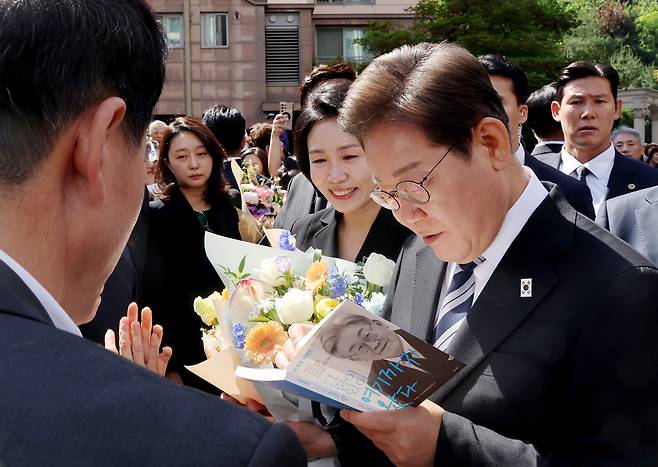 이재명 대통령이 4일 인천 계양구 사저에서 자서전에 사인을 해주고 있다. 인천=뉴시스