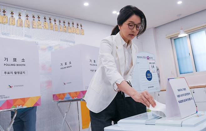 윤석열 전 대통령의 부인 김건희 여사가 3일 서울 서초구 원명초등학교에 마련된 서초구 제3투표소에서 한 표를 행사하고 있다.&nbsp; &nbsp; 공동취재