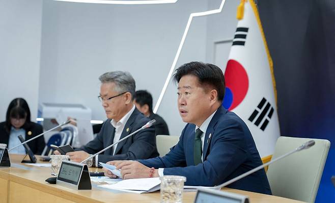 오영훈 제주도지사가 4일&nbsp;도청 한라홀에서 긴급 간부회의를 주재하고 있다. 제주도 제공