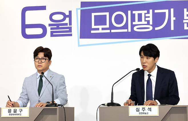 EBS 수학 대표 강사인 심주석 인천하늘고 교사(오른쪽)가 4일 정부세종청사 교육부 브리핑룸에서 6월 모의평가 수학영역 출제경향을 설명하고 있다. 세종=연합뉴스