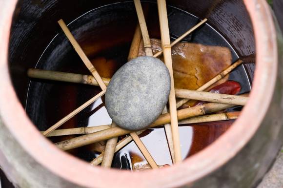 한국식 전통 장이 담겨 있는 장독. 장을 담그고 나서 장 가르기를 통해 간장과 된장으로 구분한 뒤 더 발효시킨다.