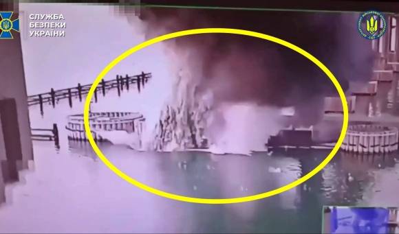 3일(현지시간) 우크라이나 보안국(SBU)은 러시아 본토와 크림반도를 잇는 크림대교(케르치해협대교)의 수중 교각에 폭발물을 매설해 폭파하는 특수 작전을 완수했다고 밝혔다. 사진은 이날 SBU가 공개한 폭발 순간. 2025.6.3 우크라 SBU