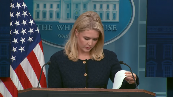 캐롤라인 레빗 미국 백악관 대변인이 한국의 제21대 대선 결과에 대한 도널드 트럼프 행정부의 공식 입장을 묻는 질문에 답변을 미루는 해프닝이 발생했다. 질문을 받고 연단 위에 놓인 미리 준비해온 답변 서류를 찾는 레빗 대변인의 모습. 미 백악관 유튜브 캡처