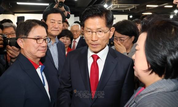 김문수 국민의힘 대선 후보가 4일 서울 여의도 당사에서 대선 결과에 승복하는 기자회견을 한 뒤 회견장을 나서고 있다.2025.6.4안주영 전문기자