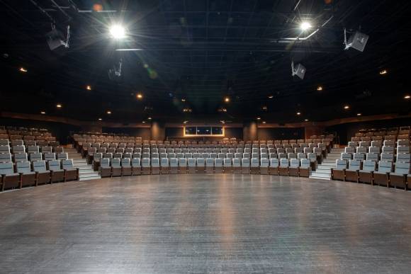 리모델링 공사를 마친 서울 중구문화재단 충무아트센터 내 중극장의 모습. 서울 중구문화재단 제공