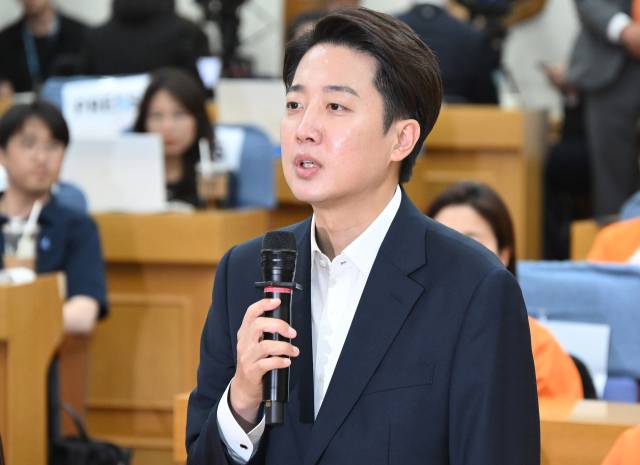 이준석 개혁신당 대선 후보가 3일 서울 여의도 의원회관에 마련된 개표상황실에 방문해 낙선 인사를 하고 있다. 오승현 기자