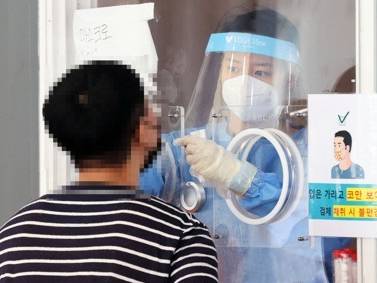 한 시민이 코로나19 검사를 받고 있다. 연합뉴스