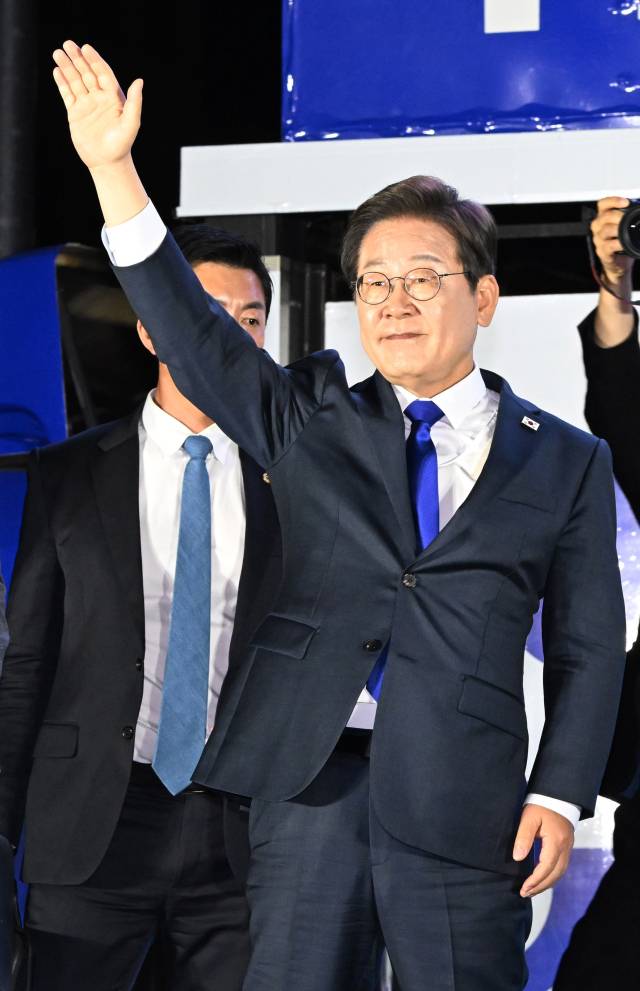 이재명 대통령이 4일 서울 여의도 국회 앞에서 지지자들의 환호에 손을 들어 화답하고 있다. 오승현 기자