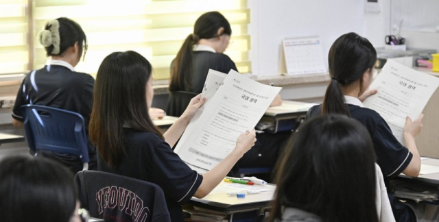 2026학년도 대학수학능력시험 6월 모의평가 시행일인 4일 서울 영등포구 여의도여자고등학교에서 학생들이 시험지를 건네받고 있다. 사진공동취재단