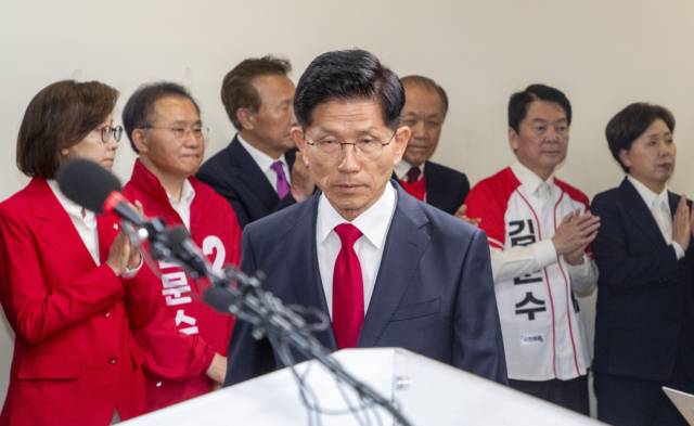 김문수 국민의힘 대선 후보가 4일 서울 여의도 중앙당사에서 기자회견을 하기 위해 연단으로 향하고 있다. 성형주 기자