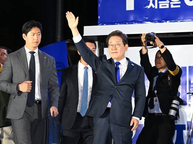 제21대 대통령 당선이 확실시되는 더불어민주당 이재명 대선 후보가 4일 서울 여의도 국회 인근에서 당 주최로 열린 국민개표방송 행사에 참석해 인사하고 있다. 연합뉴스