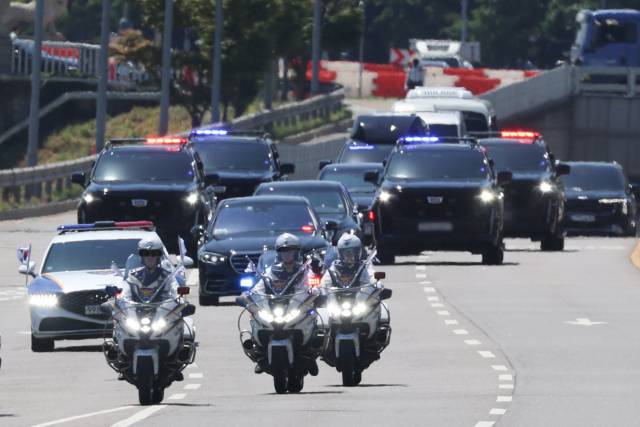 이재명 대통령이 4일 오전 서울 여의도 국회에서 제21대 대통령 취임 선서를 하기 위해 차량을 타고 이동하고 있다. 연합뉴스