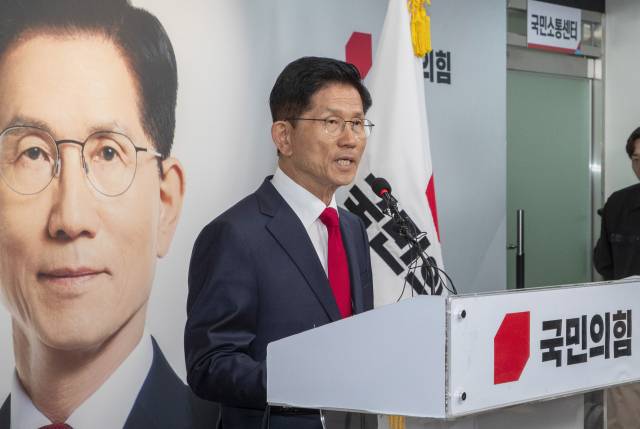 김문수 국민의힘 대선 후보가 4일 서울 여의도 중앙당사에서 기자회견을 열고 대선 패배 승복을 선언하고 있다. 성형주 기자
