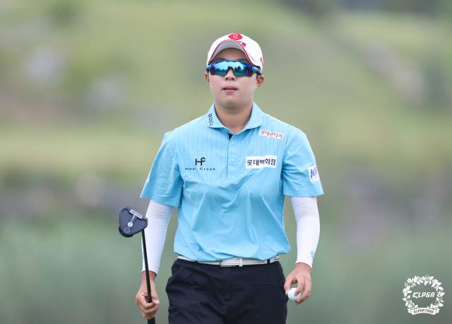 퍼팅을 끝내고 이동하는 김효주. 사진 제공=KLPGA