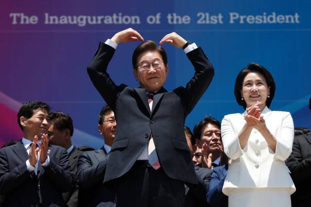 이재명 대통령이 4일 서울 여의도 국회 로텐더홀에서 열린 제21대 대통령 취임선서식을 마치고 잔디광장에 모인 시민들을 향해 하트를 만들어 보이고 있다. 오른쪽은 김혜경 여사. / 연합뉴스