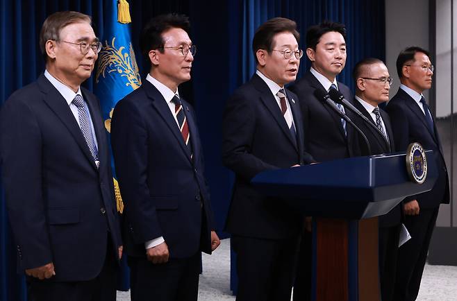 이재명 대통령이 4일 서울 용산 대통령실 청사에서 열린 인사브리핑에서 새 정부 첫 인사 발표를 하고 있다. 왼쪽부터 이종석 국정원장 후보자, 김민석 국무총리 후보자, 이 대통령, 강훈식 비서실장, 위성락 안보실장, 황인권 경호처장. ⓒ연합뉴스