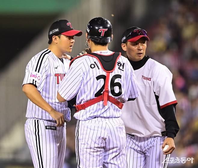LG 송승기(왼쪽)와 이주헌(가운데). 스포츠동아DB