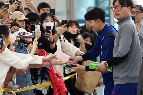 손흥민이 2일 인천국제공항을 통해 북중미 월드컵 아시아 3차예선 9차전이 열리는 이라크로 출국하기에 앞서 팬서비스를 하고 있다. 연합뉴스