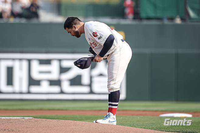 3일 사직 키움전을 앞두고 홈 팬들에게 인사하는 알렉 감보아. 롯데 자이언츠 제공