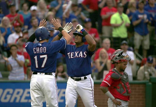 텍사스 레인저스 시절 추신수(왼쪽)와 애드리안 벨트레.   게티이미지코리아