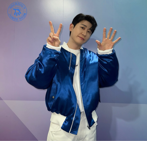 ▲ 영탁이 자립준비청년을 위해 기증한 무대의상을 입고 있는 모습.