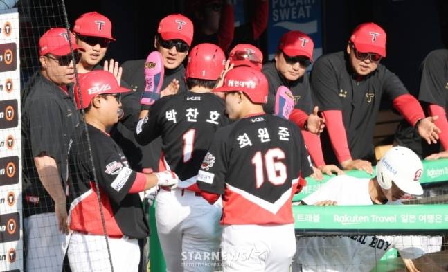 2025 신한 SOL Bank KBO리그 두산 베어스 대 KIA 타이거즈 경기가 3일 서울 잠실야구장에서 열렸다. KIA 1회초 1사 만루에서 오선우의 선제 2타점 적시 2루타 때 득점한 박찬호와 최원준이 이범호(왼쪽) 감독의 환영을 받고 있다. /사진=김진경 대기자