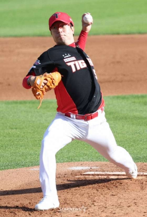 2025 신한 SOL Bank KBO리그 두산 베어스 대 KIA 타이거즈 경기가 3일 서울 잠실야구장에서 열렸다.  KIA 선발 양현종이 역투하고 있다. /사진=김진경 대기자