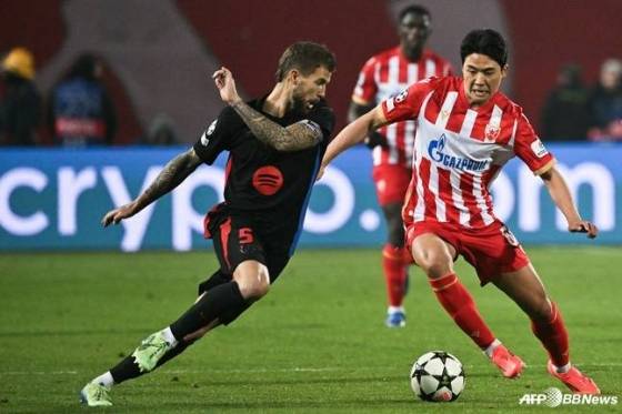 FC바르셀로나와 경기 중 설영우(오른쪽). /AFPBBNews=뉴스1