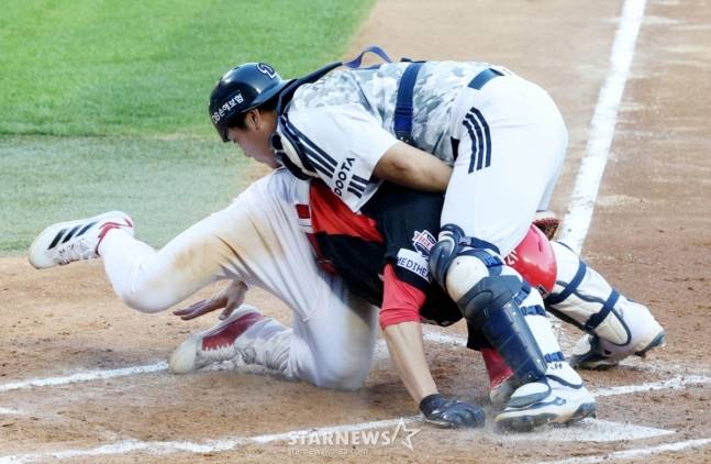 2025 신한 SOL Bank KBO리그 두산 베어스 대 KIA 타이거즈 경기가 3일 서울 잠실야구장에서 열렸다. KIA 6회초 2사 1,3루에서 3루주자 김호령이 이중 도루를 시도했으나 두산 포수 김기연에 태그아웃되고 있다. /사진=김진경 대기자