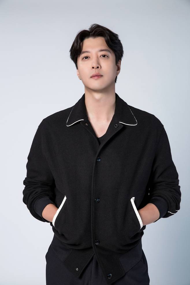 배우 이동건이 12일 오후 서울 강남구 청담동 FNC엔터테인먼트 사옥에서 진행된 넷플릭스 오리지널 '셀러브리티' 관련 인터뷰를 위해 포즈를 취하고 있다.  이동건은 극 중 돈과 권력을 다 가진 법무법인 태강의 오너이자 시현(이청아 분)의 남편인 변호사 태전 역을 열연했다.   '셀러브리티'는 유명해지기만 하면 돈이 되는 세계에 뛰어든 서아리(박규영 분)가 마주한 셀럽들의 화려하고도 치열한 민낯을 그렸다. / 사진제공 = FNC엔터테인먼트