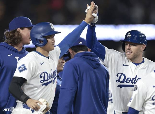 4일 경기 끝내기 안타를 친 프리먼(오른쪽)이 오타니와 하이파이브를 하고 있다. /AFPBBNews=뉴스1