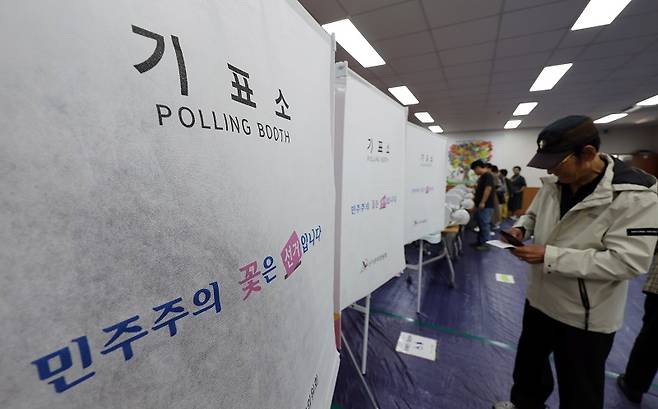 시민이 주인 되는 진정한 민주주의에 이르려면 어떻게 해야 할까.[사진 | 연합뉴스]