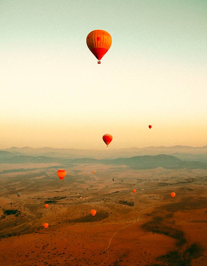 마라케시 새벽 하늘 위로 열기구들이 하나 둘 떠오른다&nbsp;