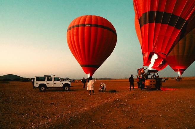 동트기 전, 열기구버너에 불을 지피고 있는 관계자들