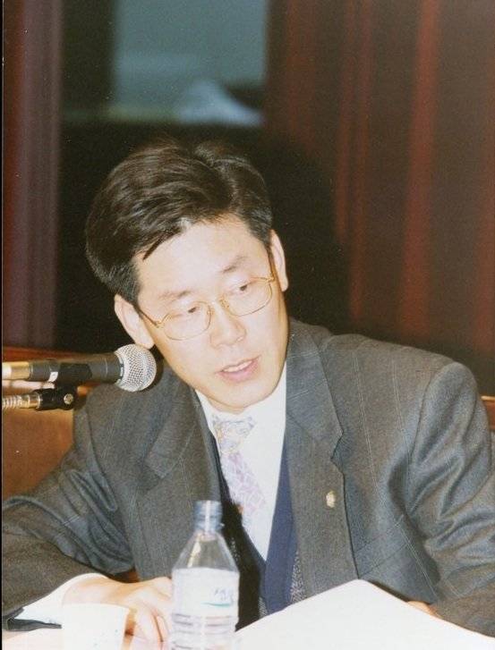 이재명 대통령이 30대 시절 변호사로 일하던 모습. 동아DB.