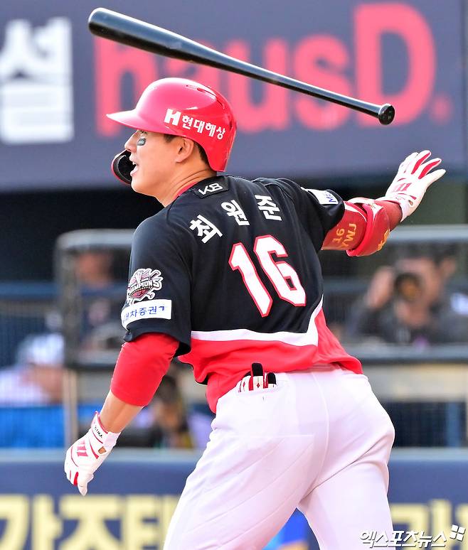 3일 오후 서울 송파구 잠실야구장에서 열린 '2025 신한 SOL Bank KBO리그' KIA 타이거즈와 두산 베어스의 경기, 4회초 2사 1,2루 KIA 최원준이 1타점 적시타를 날리고 있다. 잠실, 김한준 기자