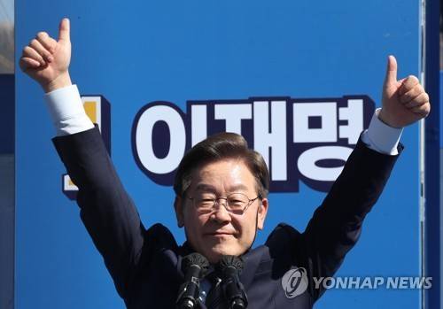 확연히 짧아 보이는 이재명 후보의 왼팔 [연합뉴스 자료사진]
