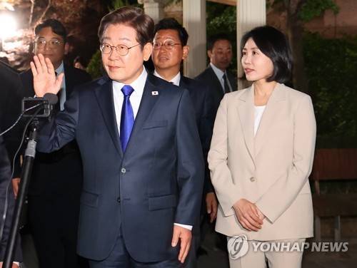 자택에서 나서는 이재명 후보 (인천=연합뉴스) 임순석 기자 = 제21대 대통령 선거에서 당선이 확실시되는 더불어민주당 이재명 후보와 김혜경 여사가 3일 밤 인천 계양구 자택을 나서며 주민과 지지자들을 향해 인사하고 있다. 2025.6.4 soonseok02@yna.co.kr