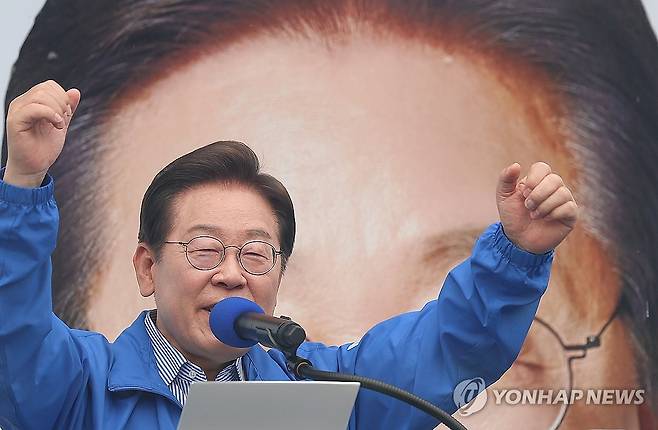 지지 호소하는 이재명 후보 (서울=연합뉴스) 김도훈 기자 = 더불어민주당 이재명 대선 후보가 선거를 하루 앞둔 2일 서울 강북구 북서울꿈의숲 서문광장에서 시민들에게 지지를 호소하고 있다. 2025.6.2 superdoo82@yna.co.kr