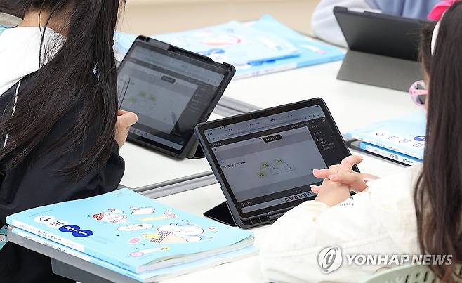 AI 교과서 살펴보는 초등생들 (대구=연합뉴스) 윤관식 기자 = 10일 대구 달성군 가창면 용계초등학교에서 열린 인공지능디지털교과서(AIDT) 공개수업에서 초등생들이 AI 교과서로 공부하고 있다. 2025.4.10 psik@yna.co.kr