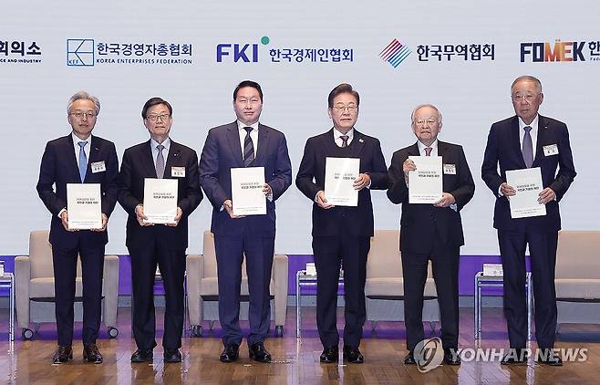 이재명 대통령 당선인이 지난달 8일 서울 중구 대한상공회의소에서 열린 대선후보 초청 경제5단체 간담회에서 경제5단체장들에게 정책 제언집을 전달 받은 후 기념촬영을 하고 있다.[국회사진기자단]