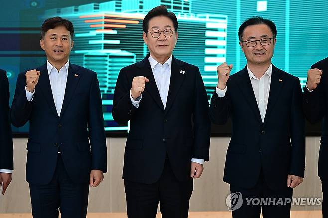 이재명 대통령 당선인이 지난 4월 28일 경기도 이천시 SK하이닉스 이천캠퍼스에서 열린 AI 메모리반도체 기업간담회에서 곽노정 SK하이닉스 CEO 등 참석자들과 함께 기념촬영을 하고 있다.[국회사진기자단]