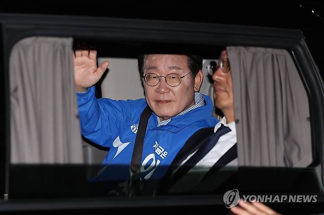피날레 유세 마친 이재명 후보 (서울=연합뉴스) 김주성 기자 = 더불어민주당 이재명 대선 후보가 선거를 하루 앞둔 2일 서울 여의도공원에서 마지막 유세를 마친 뒤 차장 밖으로 시민들에게 인사하고 있다. 2025.6.2 utzza@yna.co.kr